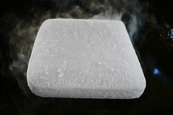 怎么樣才能拿起干冰的東西